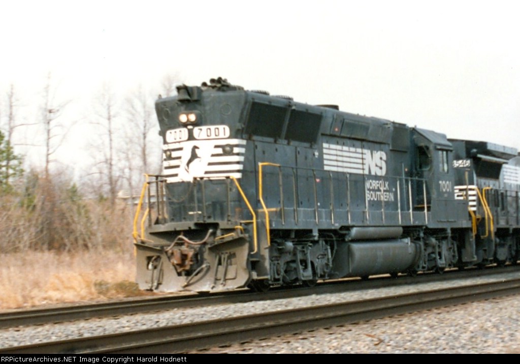 NS 7001 screams southbound with a hot train